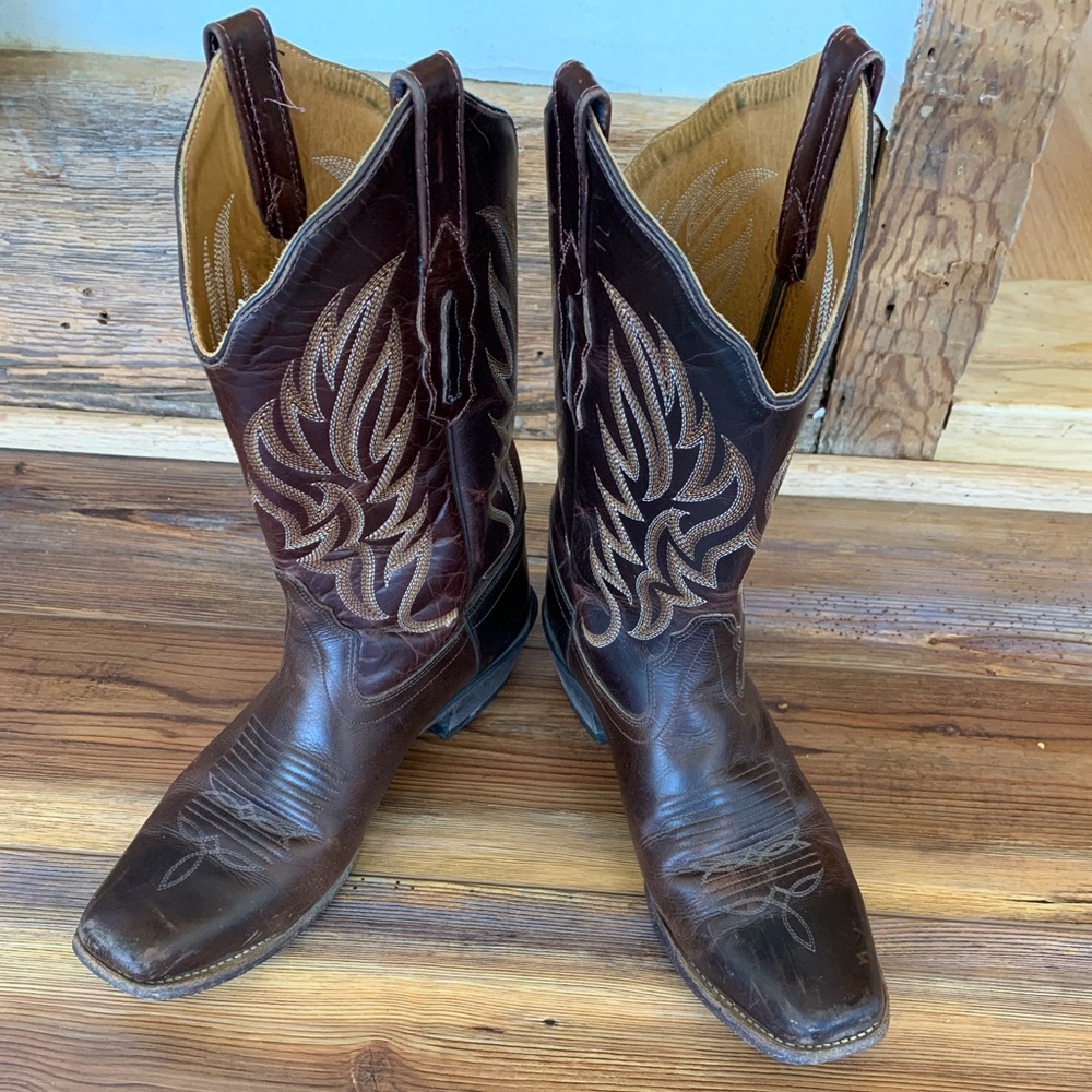 Brown 9.5 cowboy boots